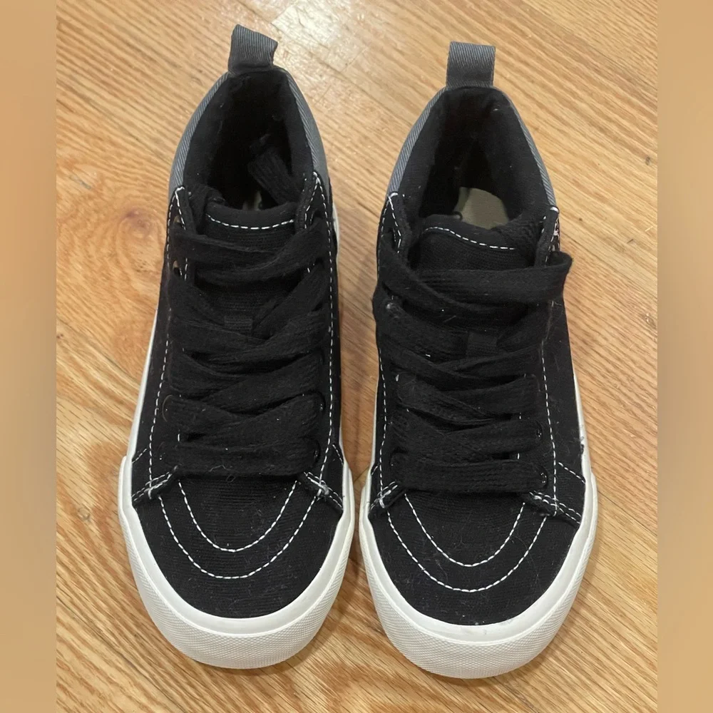 NWOT Old Navy Kids Black and White‎ Sneakers Youth 13